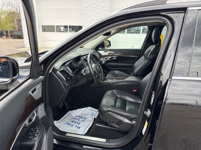 2016 Volvo XC90 T6 Momentum