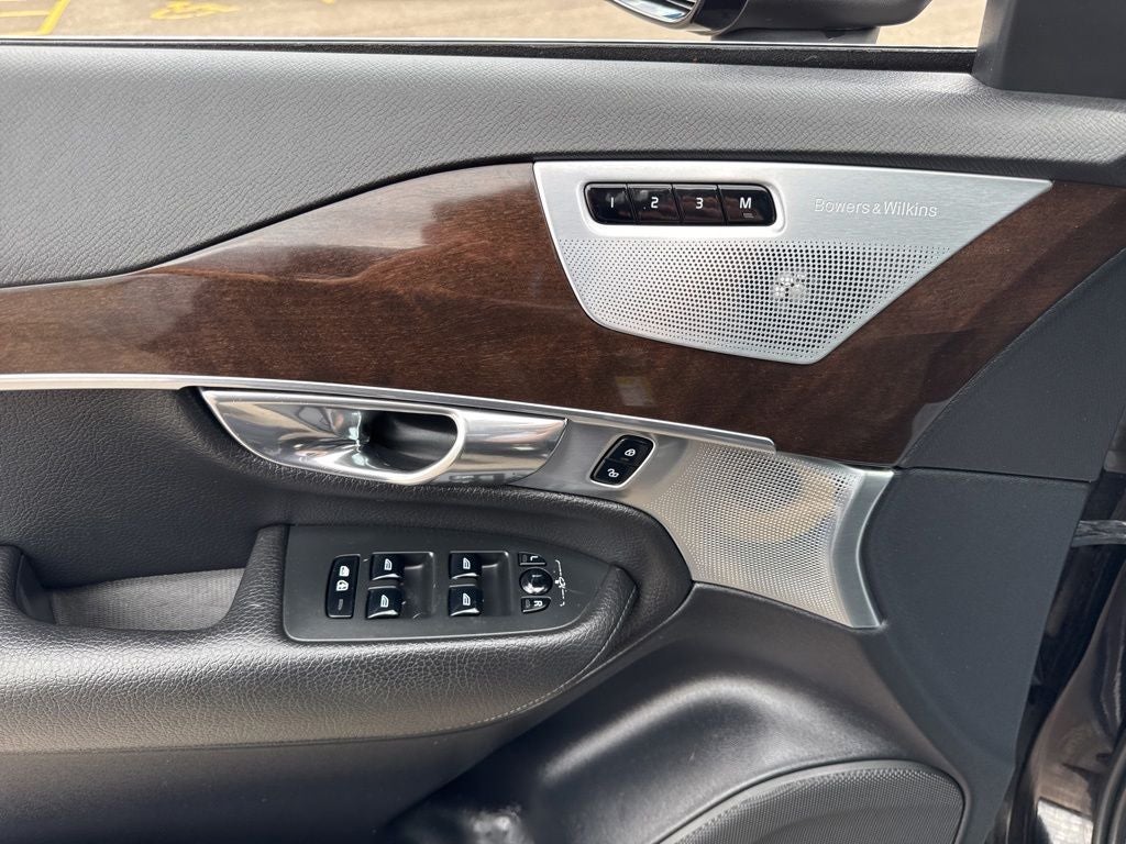 2016 Volvo XC90 T6 Momentum